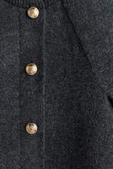 Cárdigan gris oscuro de punto suave con cuello redondo, mangas raglán acampanadas y cierre frontal con botones dorados.