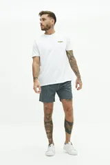 Short de baño estampado con cintura elástica y cordón ajustable. Posee dos bolsillos laterales y uno trasero.