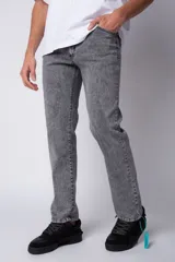 Pantalón jean azul de corte recto y ajuste relaxed fit, con bolsillos delanteros y traseros.