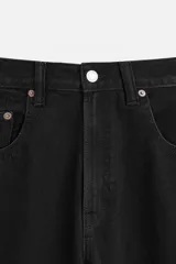 Pantalón de jean celeste con efecto lavado, corte amplio tipo baggy y cinco bolsillos.