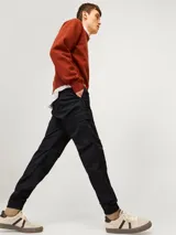 Pantalón jogger negro con bolsillos cargo, cintura elástica con cordón ajustable y puños acanalados.