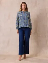 Blusa estampada con puntilla, marca Zac & Rachel. Cuello a la base, escote en V y lazo. Delantera con aplique de puntilla. Manga larga, aplique calado y puño elastizado.