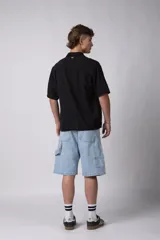 Camisa de lino color blanco, de manga corta, con cuello clásico y cierre frontal con botones.