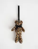 Llavero con forma de oso de peluche con estampado animal print y moño negro.