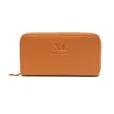 Billetera grande color habano de cuero sintético con cierre perimetral y logo XL grabado en el frente. Incluye monedero interno y múltiples compartimentos para tarjetas.