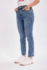 Pantalón de jean azul de corte recto, con tiro medio y lavado claro.