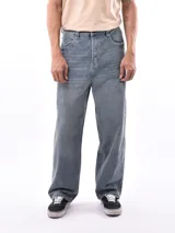 Pantalón de jean celeste de corte amplio y tiro alto.