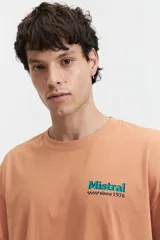 Remera verde de manga corta con corte oversize y estampado en el frente.