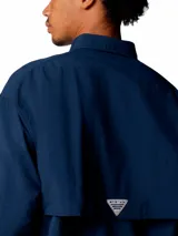 Camisa de manga larga Columbia Bahama II para hombre, color azul marino. Confeccionada en tejido de nailon ligero de secado rápido con ventilación trasera y protección solar UPF 50. Cuenta con múltiples bolsillos en el pecho y trabillas para sujetar las mangas enrolladas.