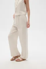 Pantalón de viscosa color beige, de corte ancho y tiro alto, con bolsillos laterales.