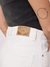 Short de jean celeste, corte regular, con bolsillos delanteros y traseros. Confeccionado en 98% algodón y 2% elastano.