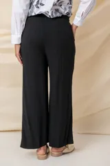 Pantalón ancho de hilo color negro, con cintura elastizada, cordón ajustable y bolsillos laterales.