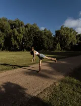 Botas de cuero negro con bordado decorativo en el caño y empeine, taco bajo y punta fina. Diseño de estilo cowboy.