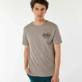 Camiseta gris con cuello redondo y manga corta. Estampado en el pecho con la palabra "Relax" en tipografía cursiva y la frase "summer club".