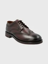 Zapato de vestir marrón oscuro con cordones, estilo Oxford, con detalles de perforaciones y costuras en cuero.