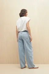 Pantalón de jean negro de corte ancho, tiro medio y cinco bolsillos.