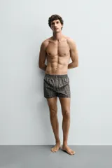 Calzoncillo tipo bóxer confeccionado en popelín de algodón con estampado a cuadros y cintura elástica.