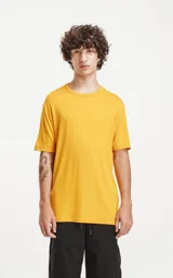Remera manga corta color azafrán de corte recto.