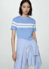 Buzo de manga corta de tejido de punto fino color celeste con rayas horizontales blancas, cuello redondo y diseño recto.