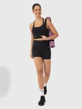 Top deportivo negro con breteles finos y espalda cruzada.