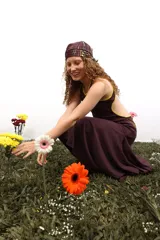 Vestido midi color borgoña, sin mangas, con cuello redondo y espalda descubierta. Presenta ribete amarillo en cuello y sisas. Corte evasé con ruedo irregular.