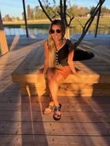 Musculosa marrón de gamuza con bordados blancos en el frente y detalle de flecos en los hombros. Tiene cuello redondo y sisas amplias con terminación de crochet.