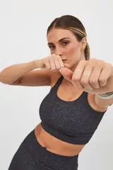 Top deportivo azul marino de corte simple con espalda cuadrada, corte ancho debajo del busto y padding desmontable.