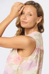 Musculosa de lino con estampado floral, cuello mao y botones personalizados.