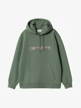 Buzo verde con capucha y cordón ajustable, de corte holgado y manga larga. Presenta un bolsillo tipo canguro y logo de la marca bordado en color rosa en el pecho.