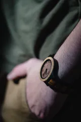 Reloj de pulsera para hombre, con caja y correa de madera clara. Esfera con números romanos grabados con láser y manecillas negras.