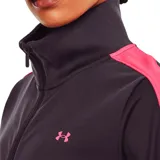 Equipo deportivo Under Armour de mujer, compuesto por campera con cierre y pantalón de jogging. La campera es de cuello alto y tiene el logo de la marca en el pecho. El pantalón tiene cintura elástica con cordón ajustable.
