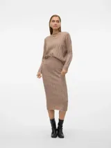 Sweater de punto color beige, con cuello redondo, mangas largas y puños acanalados.