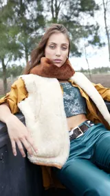 Cuello de corderito marrón.