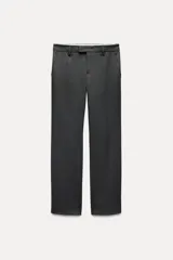 Pantalón de vestir gris oscuro de tiro bajo, con trabillas en la cintura, bolsillos delanteros y traseros, raya planchada y pierna recta.