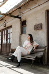 Remeron beige con estampa de cócteles y texto en color rosa.