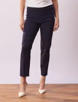 Pantalón de gabardina elastizada color azul marino, marca Ruby Rd. Tiro alto, corte recto, largo al tobillo, pretina ancha, bolsillos delanteros simulados y bolsillos traseros aplicados.