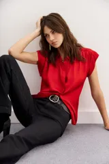 Camisa roja de viscosa con cuello camisero, manga corta y calce amplio.