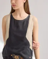 Musculosa sin mangas color negro con paneles laterales en color beige.
