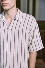 Camisa de manga corta con fit relajado y cuello resort. Cierre con botones al frente. Estilo liviano ideal para el verano.