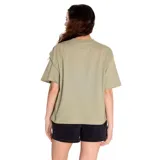 Remera amarilla de corte boxy con estampado de Caterpillar en el frente.