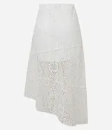 Pollera midi evasé de encaje color blanco, con cintura elástica, forro corto y bajo asimétrico.
