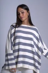 Sweater oversize de Bremer, con rayas horizontales negras y crudas.
