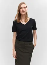 Remera negra de algodón con cuello en pico y mangas cortas.