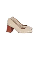Stilettos color arena con efecto texturizado, punta cuadrada y tacón bloque de madera. Confeccionados en cuero vacuno con suela sintética resistente y flexible.
