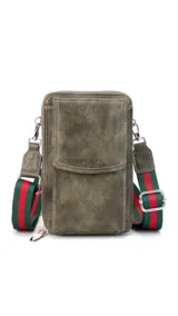 Bandolera porta celular negra de símil cuero con bolsillo frontal con tapa, cierre perimetral, correa de galón regulable y desmontable, y múltiples compartimentos internos para tarjetas y billetes.