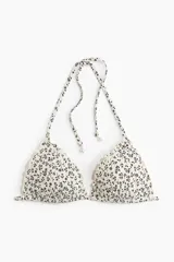 Top de bikini triangular con estampado floral en blanco y negro, ribete festoneado, tirantes finos y copas con relleno push-up.