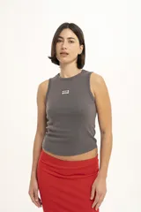 Musculosa gris de algodón con cuello redondo y logo estampado en el pecho. Corte ajustado y sisas con terminación desflecada.