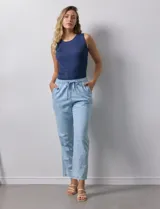 Pantalón celeste liso, marca Dash. Pretina elastizada, bolsillos delanteros y bolsillos traseros simulados.