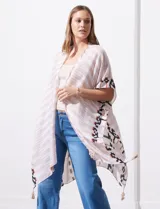 Kimono tejido con estampado abstracto en tonos beige, blanco y negro. Tiene mangas amplias estilo japonés y terminación de ruedo con borlas.