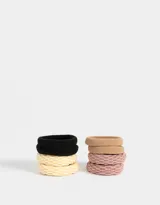Set de ocho gomitas elásticas para el pelo en colores negro, beige, rosa y crema.
